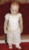 Puppe, KÄthe Kruse, Puppe II, um 1925, gestopfter StoffkÖrper, hellbraune gemalte Haare mit Stirnlocken, blaue Augen, TrikotkÖrper mit ...