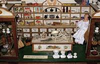 KrÄmerladen, um 1900, Holz mit Vitrinen, zahlreiche Schubladen mit beschriftete Porzellanschildchen, Waren, dazu Massepuppe ,sehr schÖn ...