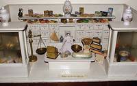 KrÄmerladen, um 1900, reich eingerichtet, Schubladen mit Porzellanschildchen beschriftet Vitrine, mit PorzellanpÜppchen, ca. 38,5x96x41cm