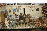 Besonders grosse Puppenstube, um 1900, komplett eingerichtete KÜche mit grossem Herd, Wasserschiff, Fleischwolf, zahlreiche Gebr.-gegenstÄnde ...