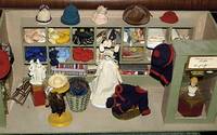 Stoffladen, um 1900, Holz, z.T. verglast, sehr reich u. liebevoll mit HÜtchen, Wolle etc. eingerichtet, ca. 29x66x26cm, selten, sammelw.