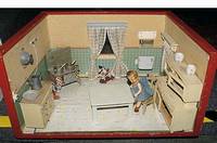 PuppenkÜche, 30/40er J., eingerichtet mit Kommode, Tisch und Stuhl, Anrichte, kl. Ofen, PÜppchen, ca.28x53x35cm, l. bespielt