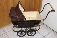 Kinderwagen, um 1890/1900, dunkelrotes Verdeck, Blech, stÄrker bespielt, 75x88cm; AltersschÄden, dekorativ