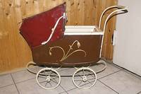Kleiner Puppenwagen, um 1910, Holz, rotbraun u. weiß abgesetzt, floraler Dekro, ca. 67x65cm , Alterssch., sehr dekorativ