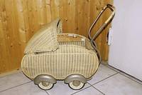 Kleiner Puppenwagen, 30er Jahre, geflochten, ca.61x56cm, Alterssch.