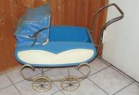 Puppenwagen, um 1910/20, Blech, hellblau u. beige gefasst, Alterssch., 76x70cm, dekorativ