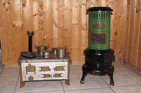 Grosser Spielzeug-Kanonenofen, um 1900, bez. "Marke Turm", Blech, schwarz u. grÜn emailliert, teilweise korrod., H. 57cm, sammelw.
