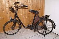 Kinderfahrrad, um 1900, schwarz lackiert, Bauer, Pedale bez. Triang, Sattelh.ca. 58cm, L .ca.116cm, VollgummirÄder, l.Alterssch., selten, sammelw.