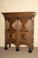 Kissenschrank, Holland, um 1720/40, Renaissance, Eiche massiv, auf 3 balusterfÖrmigen KugelfÜßen, Lisenen kanneliert, auf den TÜren 4 ...