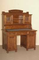 Schreibtisch, deutsch, um 1910, Eiche massiv , auf KugelfÜßen, Lisenen gerillt, Platte mit hellgrÜnem Alcantara bezogen, Oberteil zwei TÜren ...