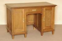 Schreibtisch, deutsch, um 1910, Korpus Weichholz, Eiche massiv, z.T. furniert, auf eckigen FÜßen, Unterteil 2 TÜren und Schubladen, SchlÖsser ...