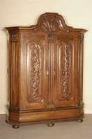 Dielenschrank, Mosel/Trier, um 1760, auf Rahmen gearbeitet, Eiche massiv, hessischer bzw. Frankfurter Einfluß nachweisbar, Seiten abgeplattet, ...