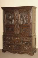 Kabinettschrank, England, um 1800, Eiche massiv, RÜckwand Weichholz massiv, auf Rahmen gearbeitet, Front Schnitzereien aus dem Vollholz, ...