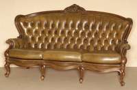 Sofa, deutsch, um 1960, Louis-Philippe-Stil, Korpus Nußbaum massiv, gebogene Beine und RÜckenlehne mit Hohlkehlung, in der Mitte kleine ...