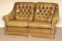 Sofa, im Chesterfieldstil, Rindsleder, grÜnlich gefÄrbt, Arm- und RÜckenlehne genoppt und geheftet, lose Kissen, Gebrauchsspuren, ca. 90x165x49 ...