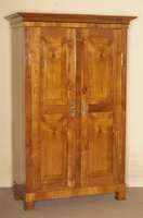 Original Biedermeier-Schrank, um 1830, 2-tÜrig, Kirsche furniert, Schlagleiste intarsiert in Nußbaum, an den TÜren außenliegende Fitschen, ...