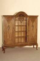 BÜcherschrank, Holland, um 1910, Mahagoni massiv, z.T. furniert, auf BarockstilfÜßen, 3 -tÜrig, MitteltÜr versprosst und verglast, ...