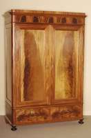Schrank, deutsch, um 1860, SpÄtbiedermeier, Korpus Weichholz, Mahagonifurnier gespiegelt, unten 2 Schubladen, abgerundete Ecken, Kopfleiste ...
