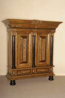 Barockstilschrank, Niederlande, nach dem Vorbild von 1680/1710, Korpus Eiche massiv, sogenannter Kissenschrank, abgeschrÄgte Ecken, freistehende ...