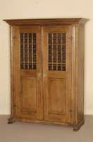 Brotschrank, deutsch/Westfalen, um 1780, Eiche massiv, auf Kufen, 2-tÜrig, oben mit offenem Teil, versprosst, Kopfleiste mehrfach getreppt, linke ...