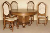 Tischgruppe, deutsch, um 1910, bestehend aus rundem Ausziehtisch und 5 StÜhle, Eiche massiv, z.T. furniert, 5 HochlehnstÜhle mit gedrechselten ...