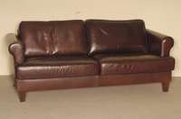 Sofa, deutsch, im Stil von 1910, konische Beine, Rindsleder von bester QualitÄt, lose Kissen, Gebrauchsspuren, ca. 85x199x86 cm, Sh. 44 cm, St. 52 ...