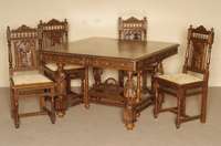 Tisch und 4 StÜhle, Frankreich, um 1880, bretonisch, Kastanienholz massiv, Platte getragen von 4 volkstÜmlich geschnitzten Figuren, verstrebt, ...
