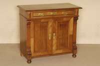 Halbschrank, deutsch, um 1870, GrÜnderzeit, Korpus Weichholz, Nußbaumfuernier, auf 2 KugelfÜßen, Lisenen gerillt, in Veluten auslaufend, 2 ...