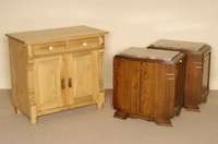 Halbschrank, deutsch, um 1870, GrÜnderzeit, Weichholz massiv, auf 2 KugelfÜßen, Lisenen gerillt, in Veluten auslaufend, zwei Schubladen und ...
