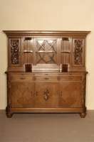 Vielzweckschrank, deutsch, um 1924/28, Korpus Hartholz massiv, auf Rahmen gearbeitet, Eichefurnier, z.T. gespiegelt verlegt, sparsame schwarze ...