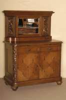 Anrichte mit Spiegelaufsatz, deutsch, um 1924/28, Korpus Hartholz massiv, auf Rahmen gearbeitet, Eichefurnier, z.T. gespiegelt verlegt, sparsame ...