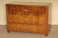 Kommode, um 1860/70, Kirschholz massiv und furniert, 3 Schubladen mit starkem Furnier ausgestattet, oberste zur Steigung der dekorativen Wirkung ...