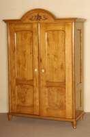Schrank, um 1880/90, Esche massiv, zweitÜrig , zerlegbar, oberer Abschluß mit Bogensegment und aufgelegten geschnitzten Applikationen, TÜren ...