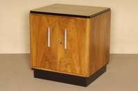 ArtDeco-Barschrank, Frankreich/Paris, um 1930 , Nußbaum in gespiegeltem Bild furniert, zum Teil schwarz abgesetzt, zweitÜrig mit ...