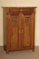 Vertiko, deutsch, um 1895, Jugendstil, Korpus Weichholz, Nußbaum furniert, auf KugelfÜßen, Lisenen gerillt, Übergehend in florale ...