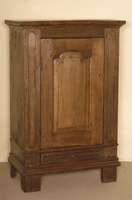 Brotschrank, deutsch/Westfalen, um 1820, Eiche massiv, MÖbel stark restauriert, z.T. ausgebessert, Front mit kassettierten FÜllungen, unten 1 ...