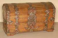 Buckeltruhe, deutsch, um 1760, Weichholz massiv, dekoriert mit EisenbeschlÄgen von feinster Schmiedearbeit, sehr aufwendige Verarbeitung, ...