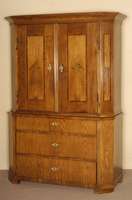Aufsatzschrank, Unterteil 3-schÜbiges Kommodenteil, um 1760, z.T. Weichholz und Eiche massiv, RÜsterfurnier, Ecken abgeflacht, FÜße ergÄnzt, ...