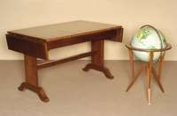 Eßtisch, DÄnemark, um 1920, seitlich abklappbar, im Biedermeierstil, Mahgoni massiv und furniert, seitlich mit Intarsien versehen , BrettfÜße, ...