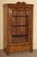 Schrank, deutsch, um 1850, SpÄtbiedermeier, Korpus Weichholz, Mahagoni furniert, z.T. gespiegelt, Kopfteil gebogen, Rahmen TÜr neu verglast, 3 ...