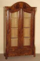 Schrank, deutsch, um 1860, Louis-Philippe, Korpus Weichholz, Mahagonifurnier, z.T. gespiegelt, auf KugelfÜßen, abgeschrÄgte Ecken , in Veluten ...