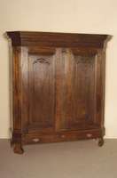 Schrank, deutsch, um 1800, Eiche massiv, sogenannter Pastorschrank, Fußleiste mit integrierter Schublade, abgeschrÄgte Ecken, TÜrfÜllungen mit ...