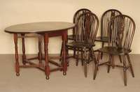 4 WindsorstÜhle, England, um 1860, viktorianisch, gedrechselte Beine, schrÄg gestellt und verstrebt, RÜckenlehne bogenfÖrmig, in der Mitte ...