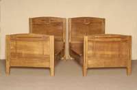 Bett, deutsch, um 1890, Jugendstil, Korpus Weichholz, Nußbaum massiv, Kopfteil gebogen mit schÖner Flachschnitzerei, BlÜtenmotiv, restauriert, ...
