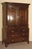 Kabinettschrank, England, um 1840, Korpus Eiche massiv, z.T. Mahagoni furniert, auf BraketfÜßen, 4-schÜbig, Oberteil an den Ecken mit ...