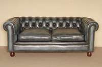 Chesterfieldsofa, im englischen Stil, blaues Rindsleder, RÜckenlehne genoppt und geheftet, lose Kissen, Leder in gutem Zustand, Gebrauchsspuren, ...