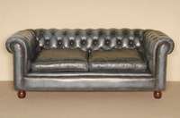 Chesterfieldsofa, im englischen Stil, blaues Rindsleder, RÜckenlehne genoppt und geheftet, lose Kissen, Leder in gutem Zustand, Gebrauchsspuren, ...