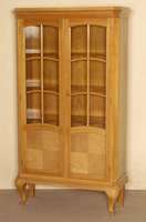 Vitrinenschrank, deutsch, um 1900/10, Ahorn z.T. massiv, auf Rahmen gearbeitet, Barockstil, Kanten abgeflacht, geschwungene Beine, diese ...
