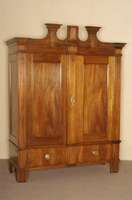 Kleiderschrank, Elsaß/Lothringen, um 1810, Kirschbaum massiv, Nußbaumfurnier, komplett auf Rahmen gearbeitet, unterteilt, Lisenen getreppt, ...
