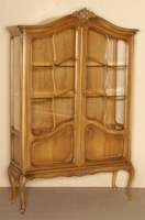 Vitrine, Warrings, Modell Karlsruhe, Buche massiv, Wurzelnußfurnier, doppelt gespiegelt, sogenanntes Hochbarock, aufgesetzte Schnitzleisten mit ...